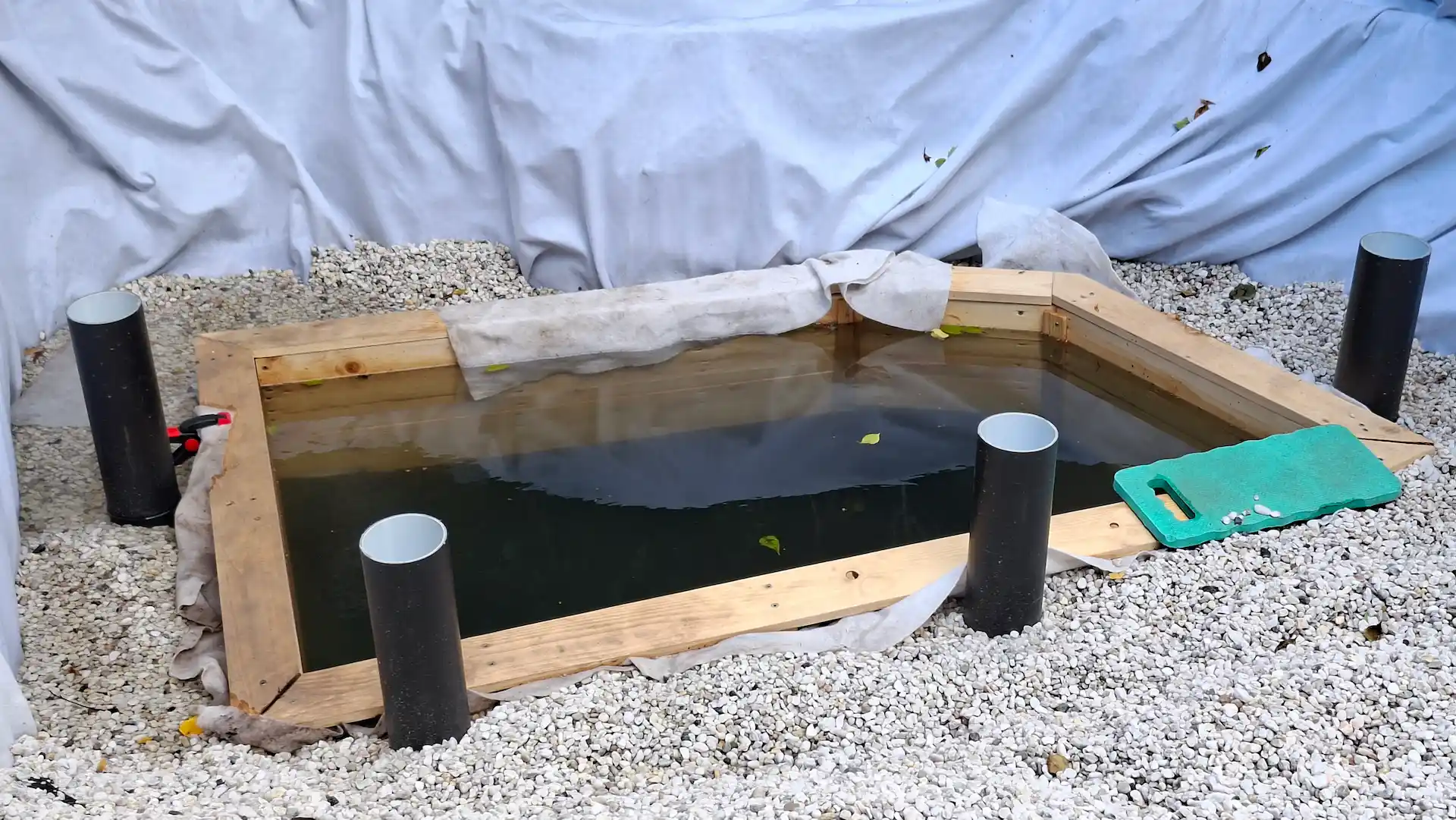 Fase na fase De bouw van een plonsvijver heeft best een flink aantal fases.